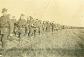 photo: wwi troops marching