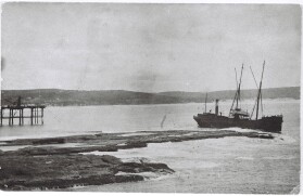 photo: wallarah aground at catherine hill bay, 1913