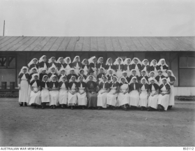 photo: group portrait of nurses wwi
